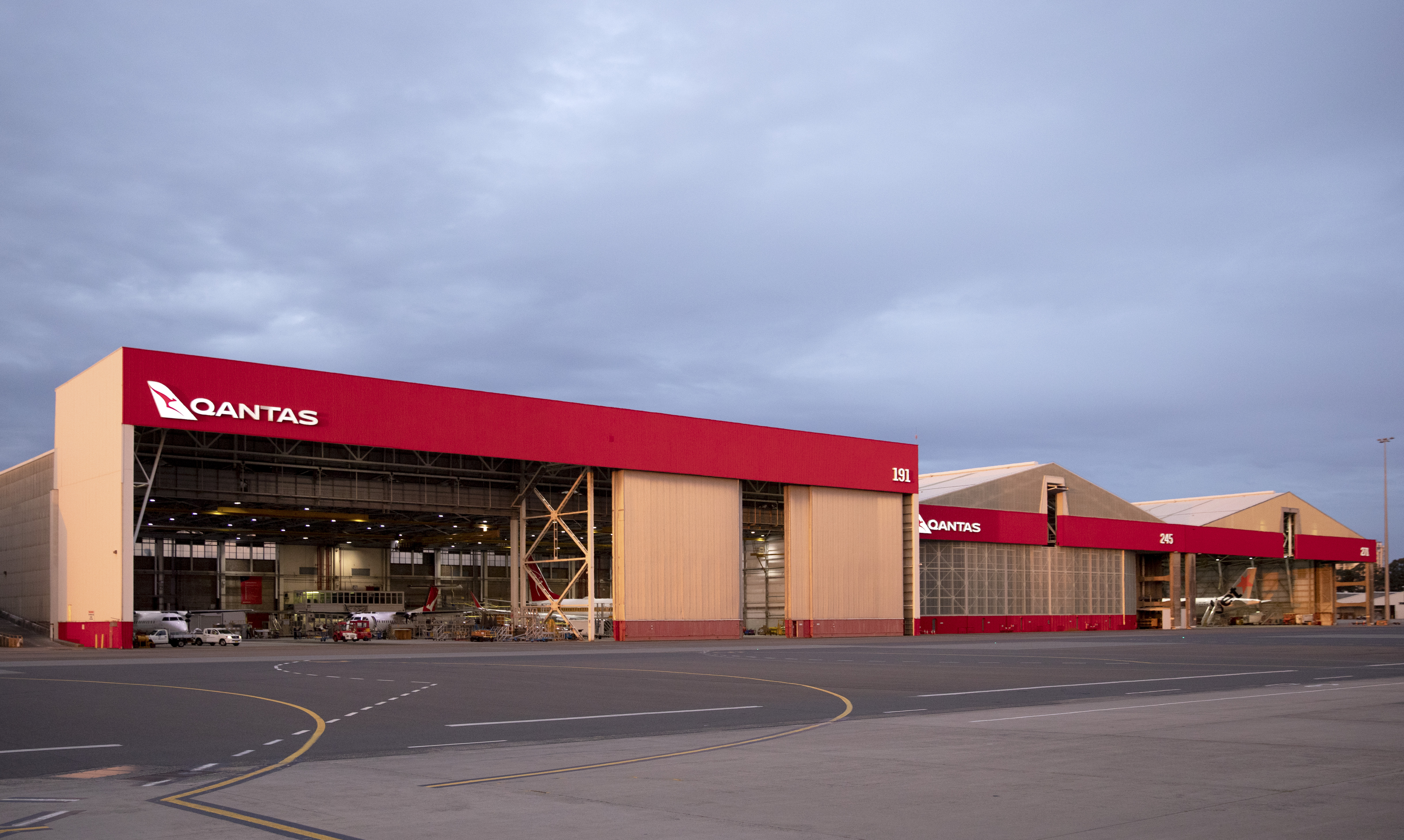 Aircraft hangar